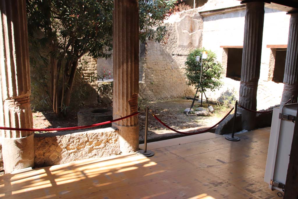 V.15 Herculaneum. September 2021.
Looking south-west from north portico across garden area towards windowed west portico. Photo courtesy of Klaus Heese.